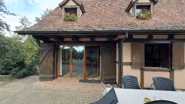 Cortile e facciata a graticcio del Gîte Jebsheim