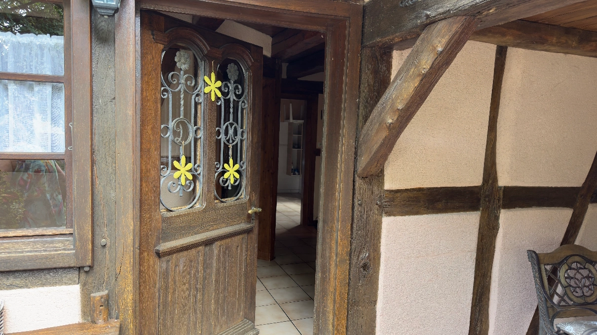 Porta alsaziana decorata del Gîte Jebsheim