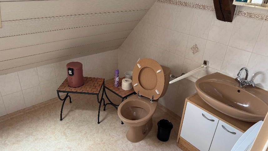Bagno al piano superiore con vasca