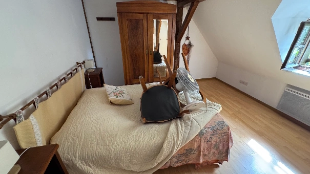 Camera con letto matrimoniale e mobili in legno